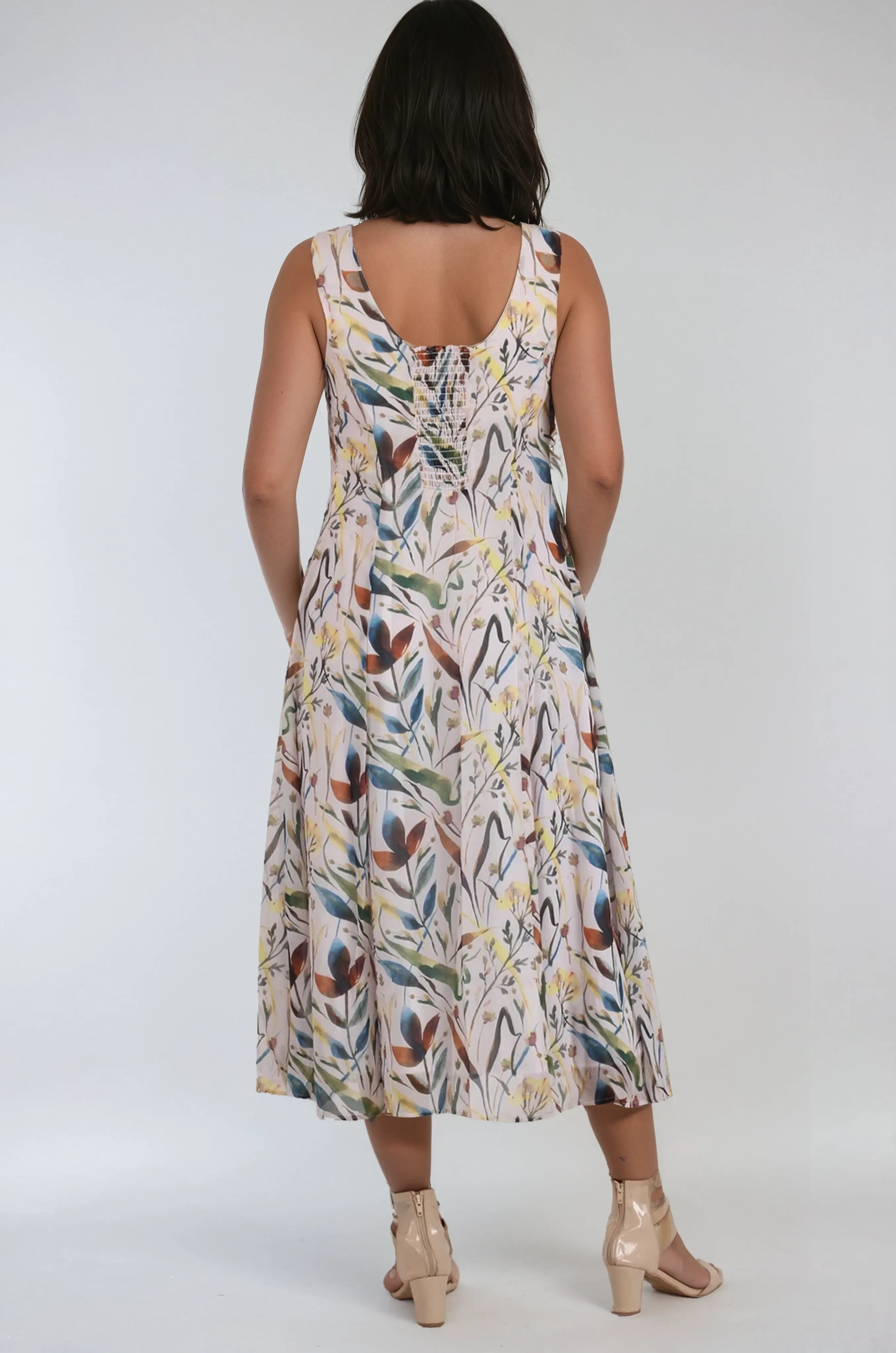 Langes Kleid von Jaden mit gerafftem Rücken